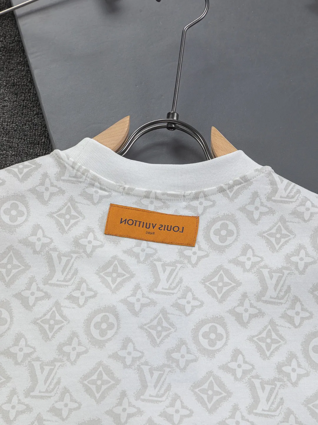 🅿️200 Louis Vuitton 1V LV micro-wide version S-XL LV 26ss new products are available at the counter simultaneously. Multiple craftsmanship, full jacquard presbyopia letter logo printing, round neck short-sleeved T-shirt, same style for men and women! Consigned to one-to-one creation. Synchronized with the official website, pure cotton fabrics at the counter! It is close to the skin and comfortable, durable and easy to wear. It has a classic and simple logo design and meticulous original craftsmanship. Short-sleeves, a must-have item for men, do not appear to be the same for the general public, but must be unique and eye-catching. This LV short-sleeve is all about quality, comfort, the same shape and fashion as always, including fabrics and cutting techniques. All of them have been made with great effort! 320 grams of washed pure cotton fabric, pure cotton is breathable, very refreshing and comfortable for daily wear. The rib knitting on the neckline is smooth and tight, and the neckline will not be skewed if you toss it at will. The loose version, you will find that it looks really good on the upper body. The overall is minimalist and neat, super versatile for daily use! Pair it casually with a pair of pants for a youthful look. A T-shirt will make your outfit crazy. It is a fashionable item that can never go wrong! Color: Black White Size: S-XL Size chart: S: Shoulder width 50-Bust 56-Length 70 M: Shoulder width 52-Bust 57-Length 72 L: Shoulder width 54-Bust 59-Length 74 XL: Shoulder width 56-Bust 62-Length 76